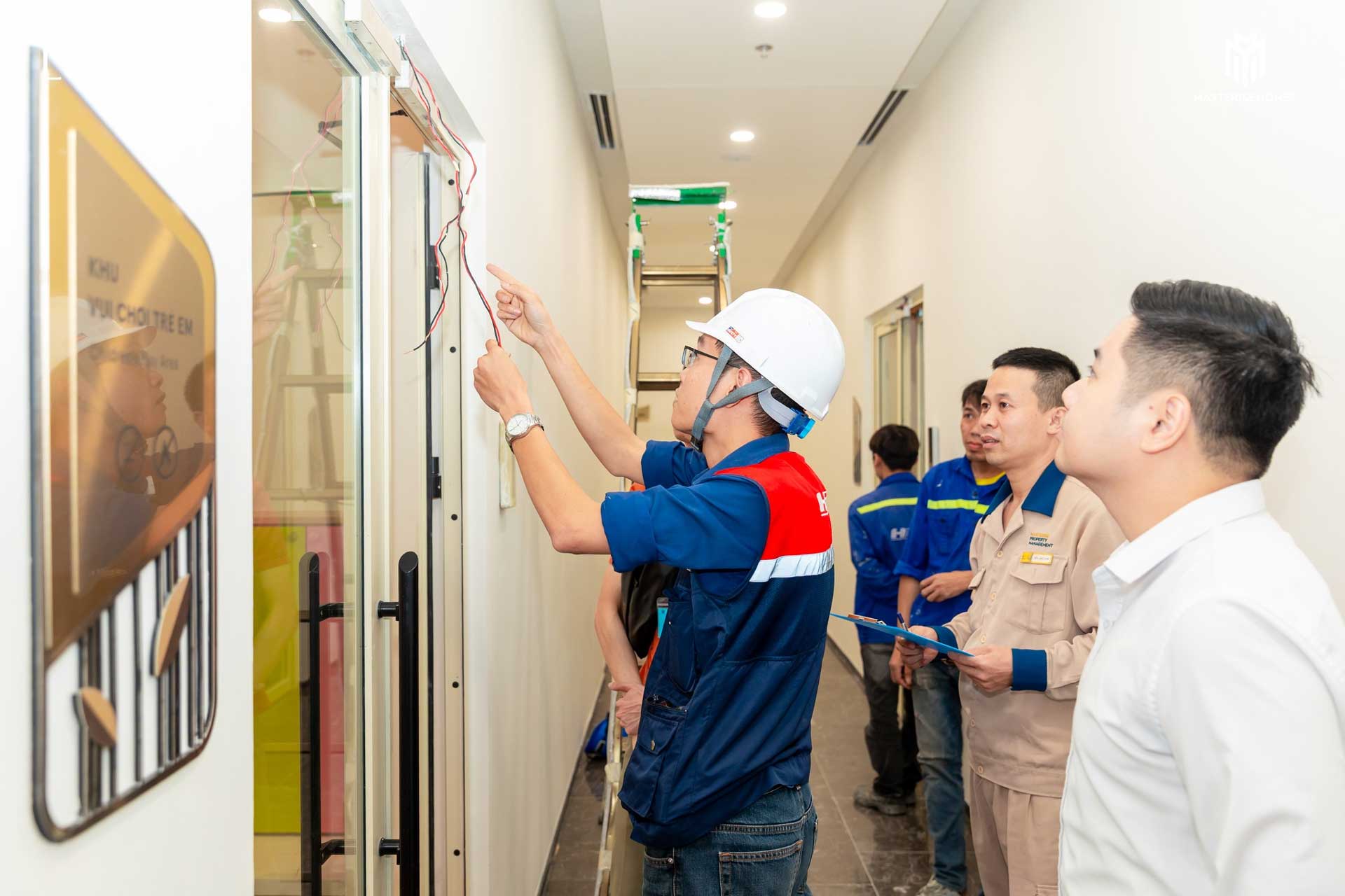 Đội ngũ kỹ thuật và quản lý vận hành của Masterise Homes đang kiểm tra hệ thống tại căn hộ, cam kết xử lý mọi yêu cầu của cư dân trong vòng 30 phút.